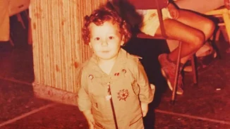 Ποιος Έλληνας παρουσιαστής είναι το παιδάκι της φωτογραφίας;