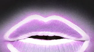 Neon χείλη: Το νέο beauty trend που θα σε απογειώσει!