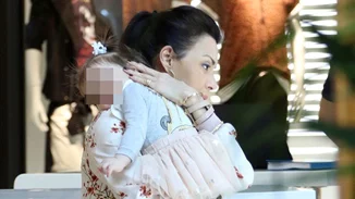 Σίσσυ Φειδά: Βόλτα στα μαγαζιά με την 11 μηνών κορούλα της