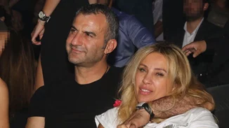 Γωγώ Μαστροκώστα - Τραϊανός Δέλλας: Τα «καυτά» φιλιά του ζευγαριού σε νυχτερινό κέντρο