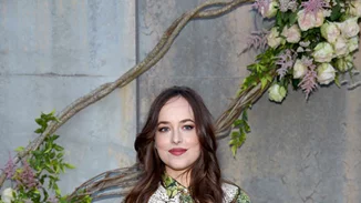 Dakota Johnson: Φοράει τη νέα τάση στα ανοιξιάτικα φλοράλ