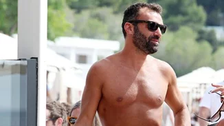 Λάμπρος Χούτος: Μετά την παραλία του Άγιου Δομίνικου, στην παραλία της Βουλιαγμένης