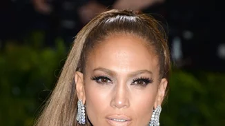 Λέτε να ισχύει; Η JLo λανσάρει beauty προϊόν (και θα εκτοπίσει ακόμα και την Kim Kardashian)