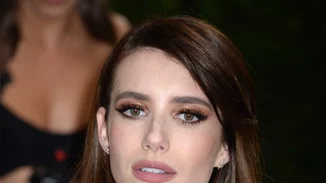 Η Emma Roberts έβαψε τα μαλλιά της στην απόχρωση Champagne Pop (αν δεν κάνεις κλικ δε θα μάθεις ποτέ τι είναι αυτό)