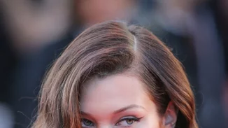 Bella Hadid: Φοράει τα λευκά sneakers που φοράς και εσύ!