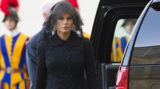 Melania Trump: Με μαύρο τούλι στο κεφάλι βρέθηκε στο Βατικανό