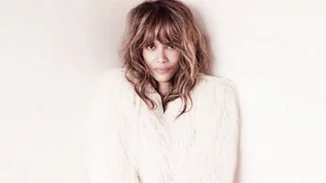Halle Berry: Εντυπωσιακή με το μαγιό της στα 51 της!