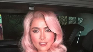 Salma Hayek: Τόλμησε και έβαψε ροζ τα μαλλιά της!