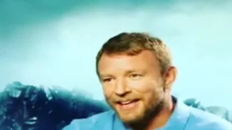 Guy Ritchie: Μιλά για την εποχή που ήταν υδραυλικός στην Ίο