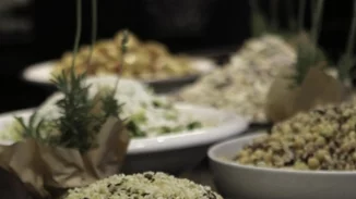 Σαλάτα με άγριο ρύζι, κινόα, σταφίδες και κουκουνάρι. Πεντανόστιμη ΚΑΙ νηστίσιμη