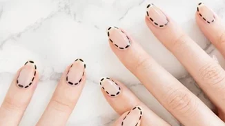 Η νέα τάση στα νύχια τα θέλει χωρίς χρώμα! Ορίστε, εξελίξεις..