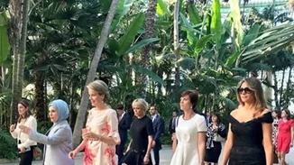 Όταν οι εννέα Πρώτες Κυρίες γνώρισαν τον μοναδικό Πρώτο Κύριο!