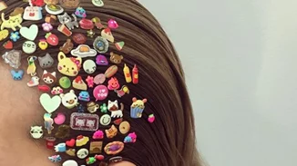 Τι άλλο θα κάνεις; Θα βάλεις αυτοκόλλητα στα μαλλιά για να είσαι το απόλυτο '90s κορίτσι!