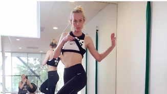 Amber Valletta: Το supermodel γυμνάζεται με τον πιο διασκεδαστικό τρόπο (θα το λατρέψεις!)