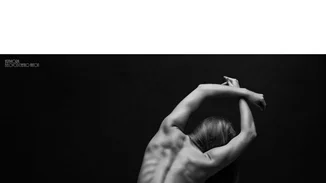 Ο φωτογράφος που αποθεώνει το γυναικείο σώμα με τις ασπρόμαυρες λήψεις του