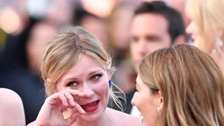 Kirsten Dunst: Με δάκρυα στο κόκκινο χαλί του φεστιβάλ των Καννών