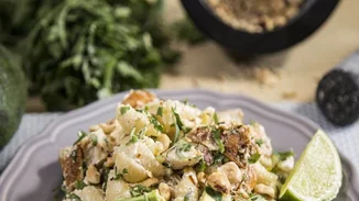 Survivor σήμερα; Να πώς θα φτιάξεις την πιο healthy σαλάτα με κοτόπουλο και αβοκάντο (και χωρίς να πας σούπερ μάρκετ!) – βίντεο