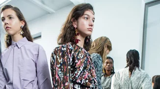 Καλοκαίρι στο γραφείο: Oι πιο stylish ιδέες για ντύσιμο από την πασαρέλα