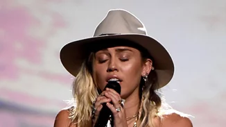 Miley Cyrus: Η συγκινητική της performance στα Billboard Music Awards (βίντεο)