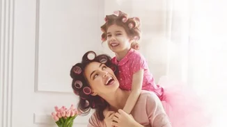 Πως θα μεγαλώσεις ευγενικά παιδιά που νοιάζονται: Τα 7 σημεία της έρευνας του Χάρβαρντ