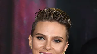 Οι ασκήσεις που χρειάζεσαι για γραμμωμένο σώμα με καμπύλες (όπως της Scarlett Johansson)