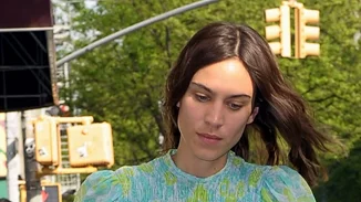 Alexa Chung: Mόλις επιβεβαίωσε πως οι καουμπόικες μπότες είναι και πάλι τάση
