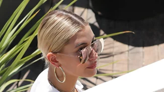 Καλεσμένη σε γάμο; Φόρα το κόκκινο φόρεμα έτσι!