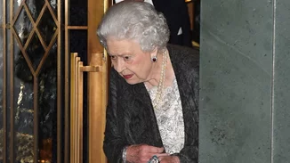 Βασίλισσα Ελισάβετ: Η σπάνια βραδινή της έξοδος!