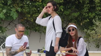 Τάμτα - Πάρις Κασιδόκωστας: Βόλτα στην Βουλιαγμένη μαζί με την κόρη της