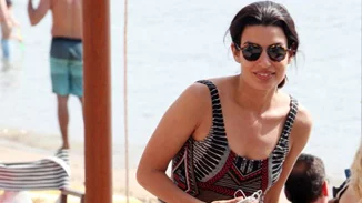 Τόνια Σωτηροπούλου: Με ολόσωμο μαγιό έβαλε φωτιά στην παραλία