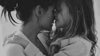 Γονιός σημαίνει να κλείνεσαι στο w.c για να μείνεις μόνος σου – και τόσα ακόμα