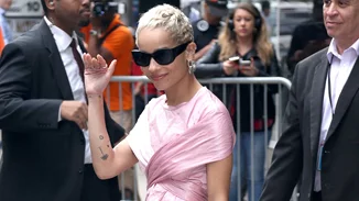 Πώς θα είσαι girlie και cool; Η Zoë Kravitz θα σου δείξει