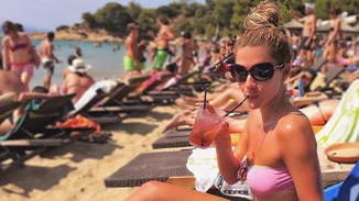 Βάσω Λασκαράκη: Χωρίς ρετούς και ίχνος μακιγιάζ στην παραλία!