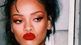 Rihanna: Με διάφανο τοπ και σκουλαρίκι στη θηλή (φωτογραφίες)
