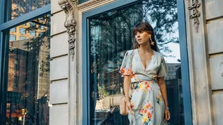 Wrap dress: Το εμβληματικό φόρεμα παραμένει διαχρονικά επίκαιρο