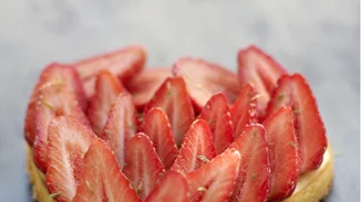 Η συνταγή της εβδομάδας: Μία άκρως καλοκαιρινή τάρτα με φράουλες