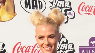 Λάουρα Νάργες | Έκοψε τα μαλλιά της ακόμη πιο κοντά