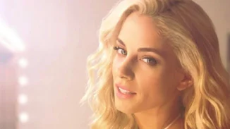 Δούκισσα Νομικού: Ποζάρει με δροσερό μπικίνι και εντελώς άβαφη