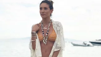 Αθηνά Οικονομάκου: Με μαύρο ολόσωμο μαγιό έκανε την εμφάνιση του καλοκαιριού