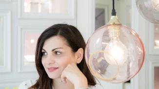 Όταν τα tropical μοτίβα συνάντησαν τη διαχρονική κομψότητα της Pandora