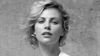 Charlize Theron: Συνεχίζει να ντύνει τον γιο της με κοριτσίστικα ρούχα