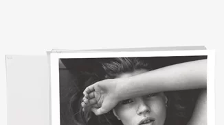 Kate Moss: Πρωταγωνιστεί στην νέα καμπάνια Calvin Klein, σε ηλικία...18 ετών!