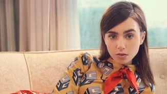 Η Lily Collins ανακοίνωσε τον αρραβώνα της