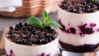 Παρφέ με γιαούρτι και μούρα (μόνο 176 θερμίδες)