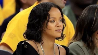 Rihanna: Ντυμένη έτσι και σέξι; Μόνο εκείνη!