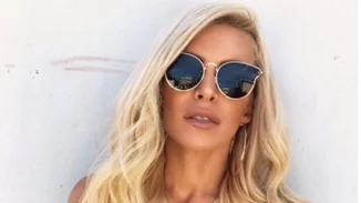 Κατερίνα Καινούργιου: Με καυτό ολόσωμο μαγιό στη Μύκονο