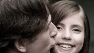 Η επιστήμη εξηγεί γιατί οι μπαμπάδες «λιώνουν» για τις κόρες τους