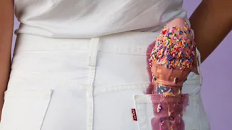 Ένας φωτογράφος παραβιάζει μερικούς από τους πιο αστείους νόμους μπροστά στο φωτογραφικό φακό