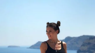 Αθηνά Οικονομάκου: Με μαύρο μπικίνι στην Σαντορίνη
