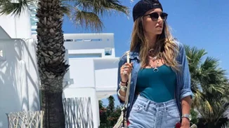 Αθηνά Οικονομάκου: Ποζάρει με καυτό ολόσωμο μαγιό και το νέο της φίλο αγκαλιά